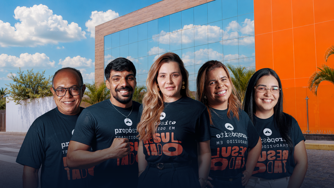 Equipe do Colégio Cristão Agnus Dei em frente à escola